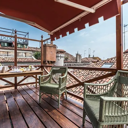 The Venetian Penthouse アパート ヴェネツィア